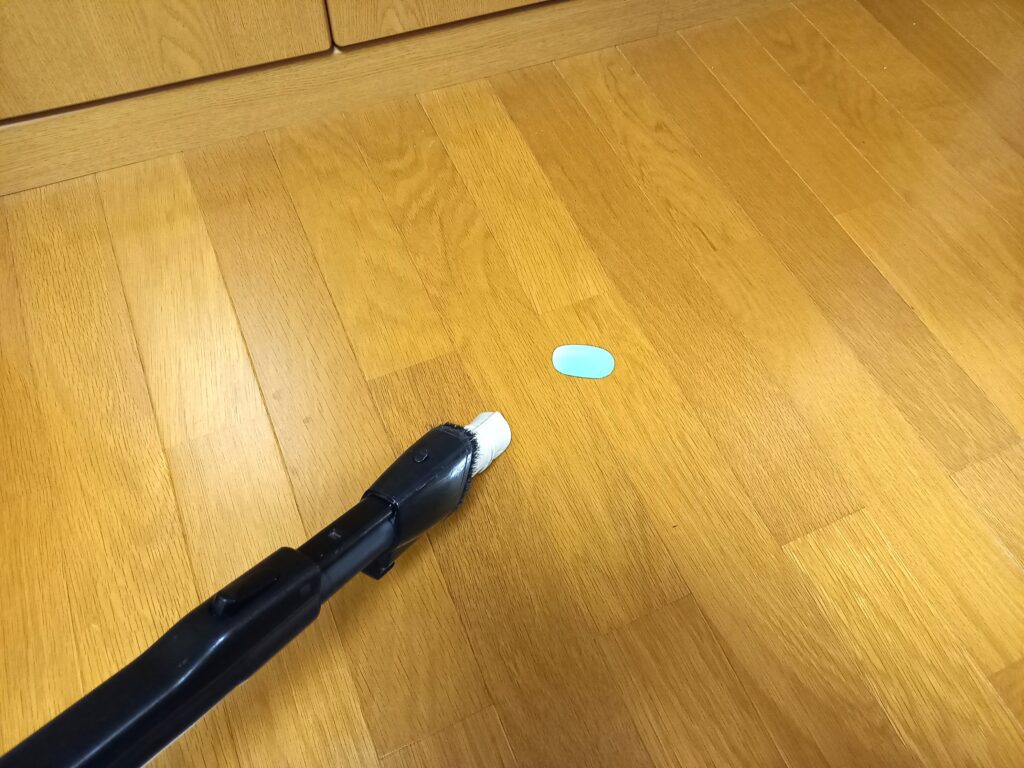 ゴキすぅーぽんで掃除機で吸い取る