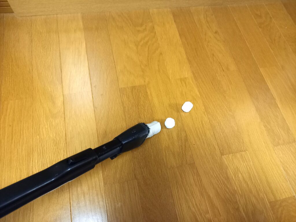 ふわふわボールを吸ってゴキブリを閉じ込める